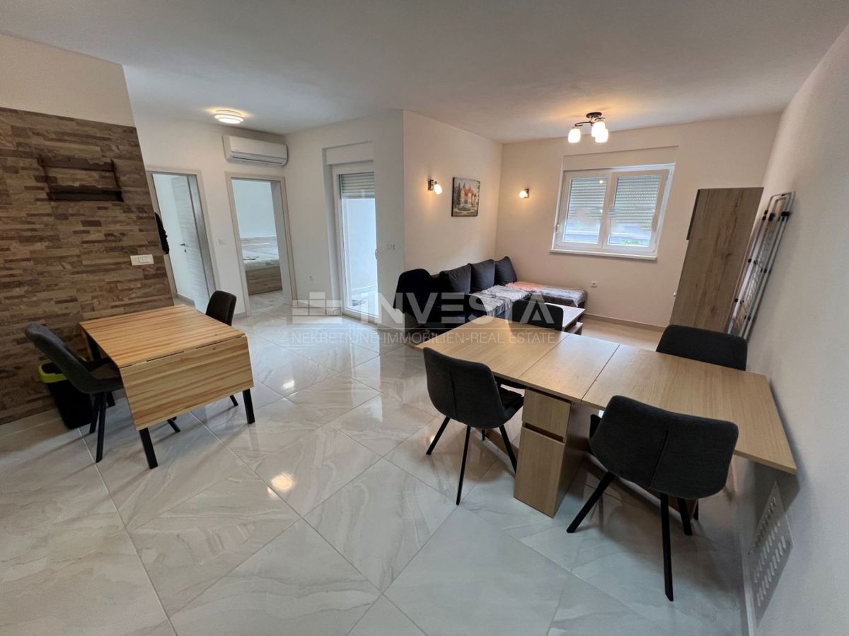 Peroj, appartamento con giardino e parcheggio