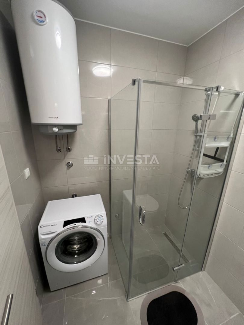 Peroj, appartamento con giardino e parcheggio