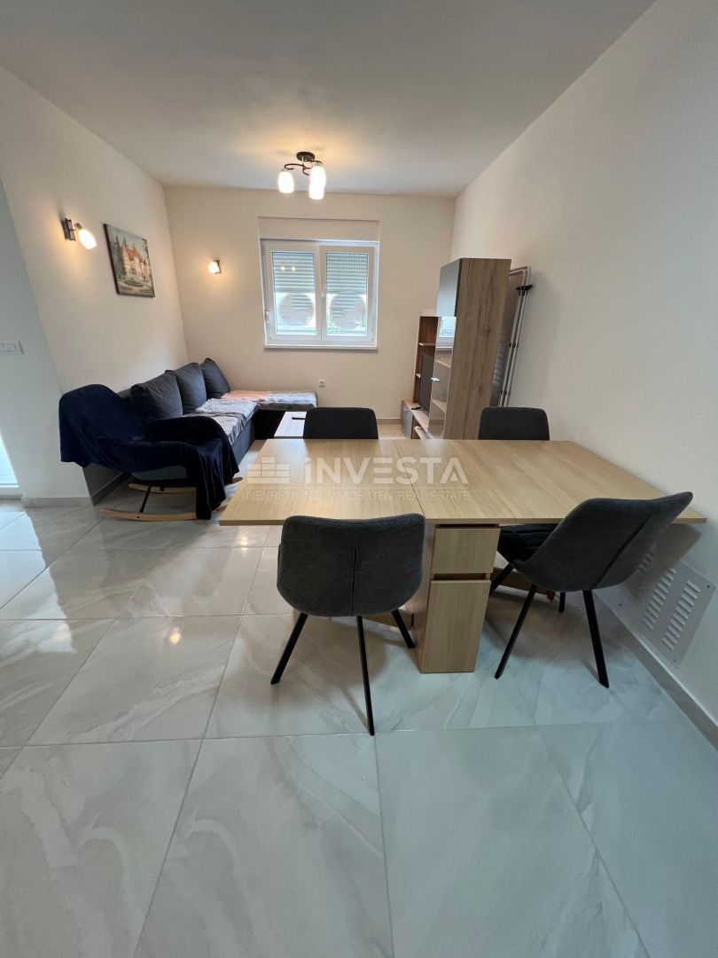 Peroj, appartamento con giardino e parcheggio