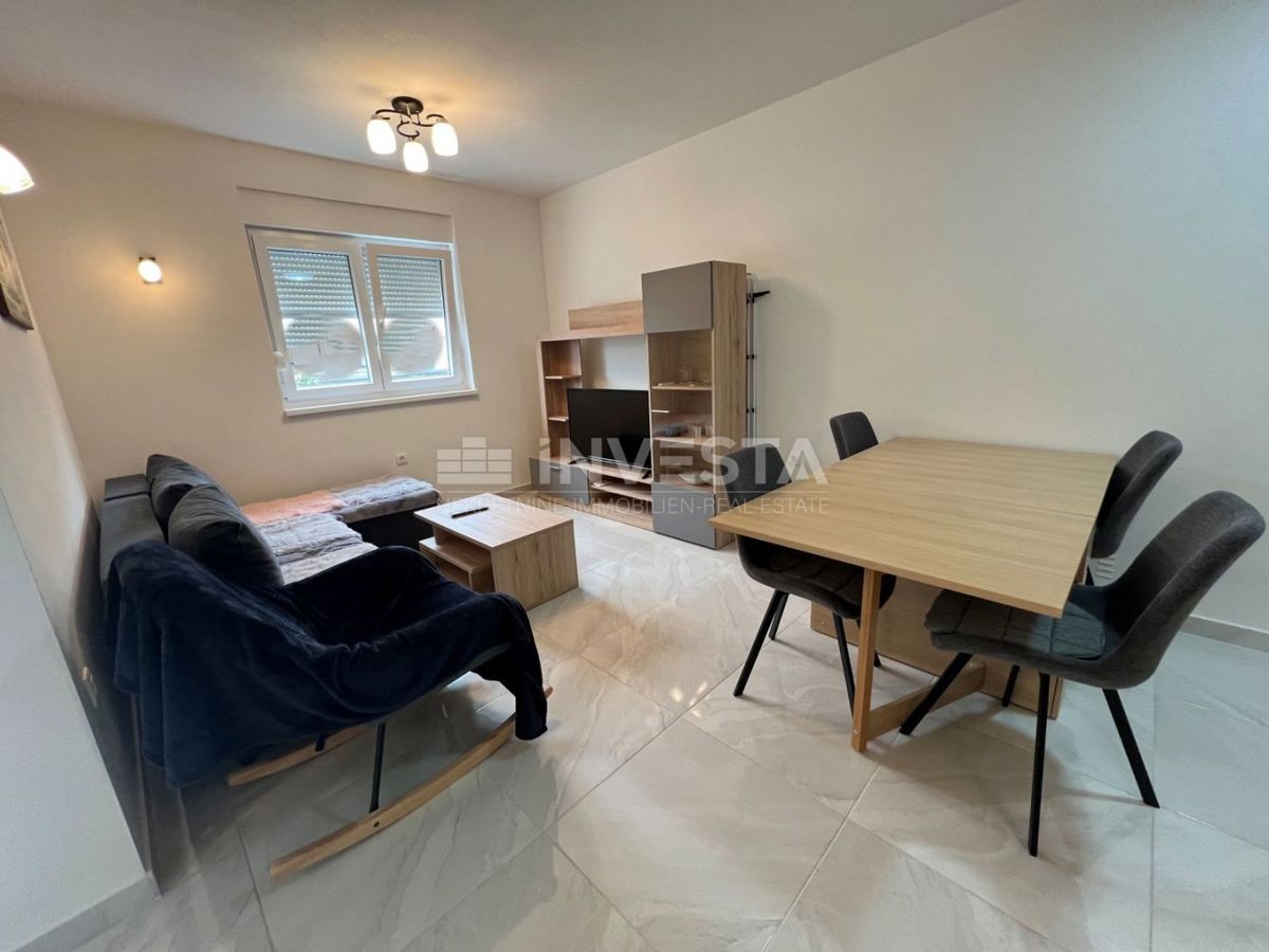 Peroj, appartamento con giardino e parcheggio