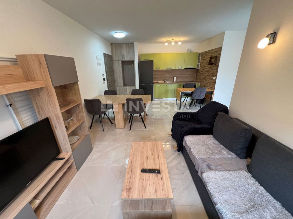 Peroj, appartamento con giardino e parcheggio