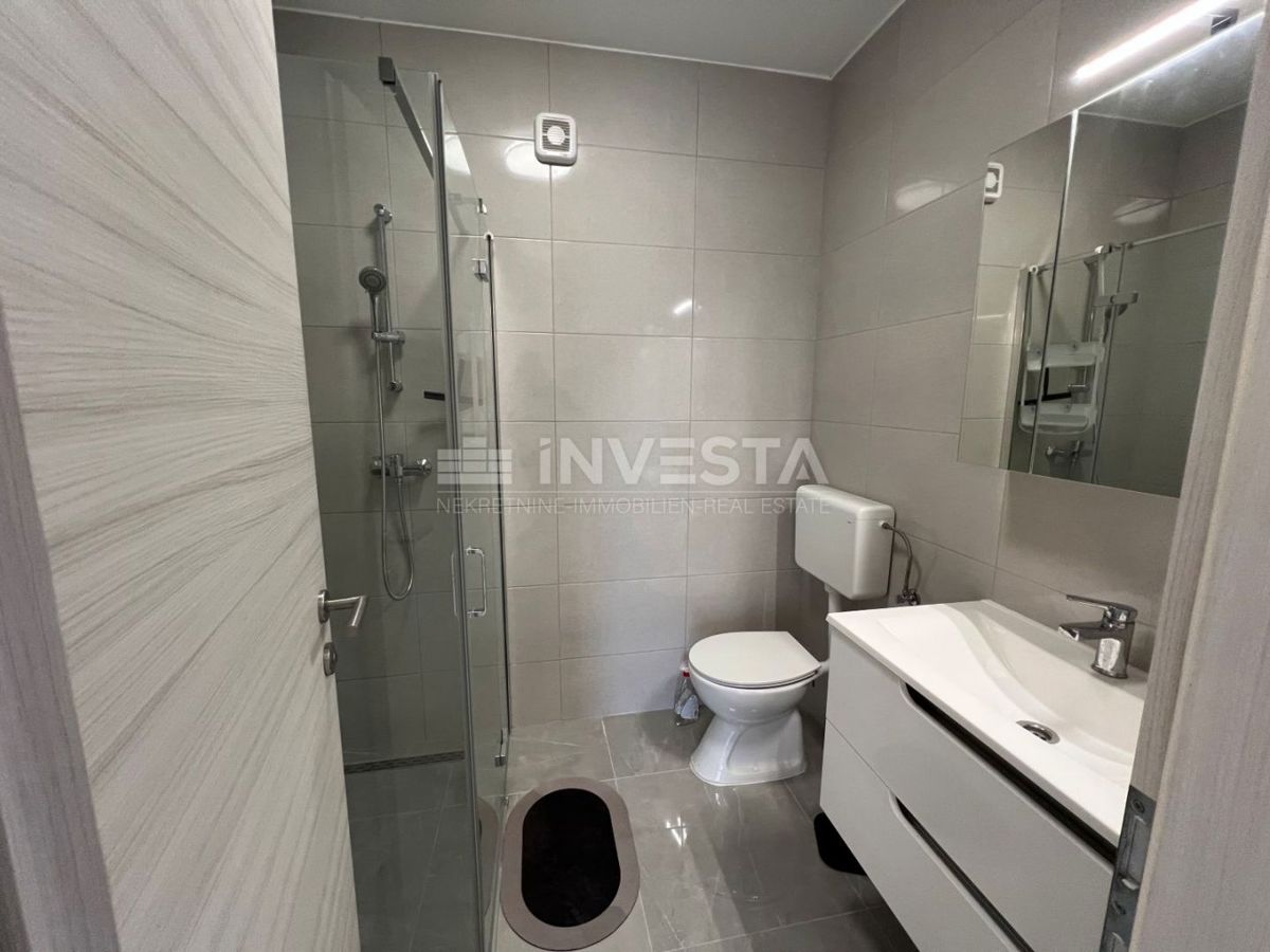 Peroj, appartamento con giardino e parcheggio