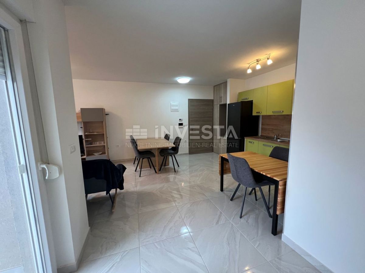 Peroj, appartamento con giardino e parcheggio