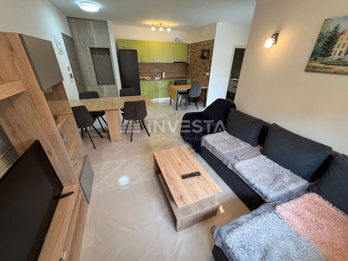 Peroj, appartamento con giardino e parcheggio