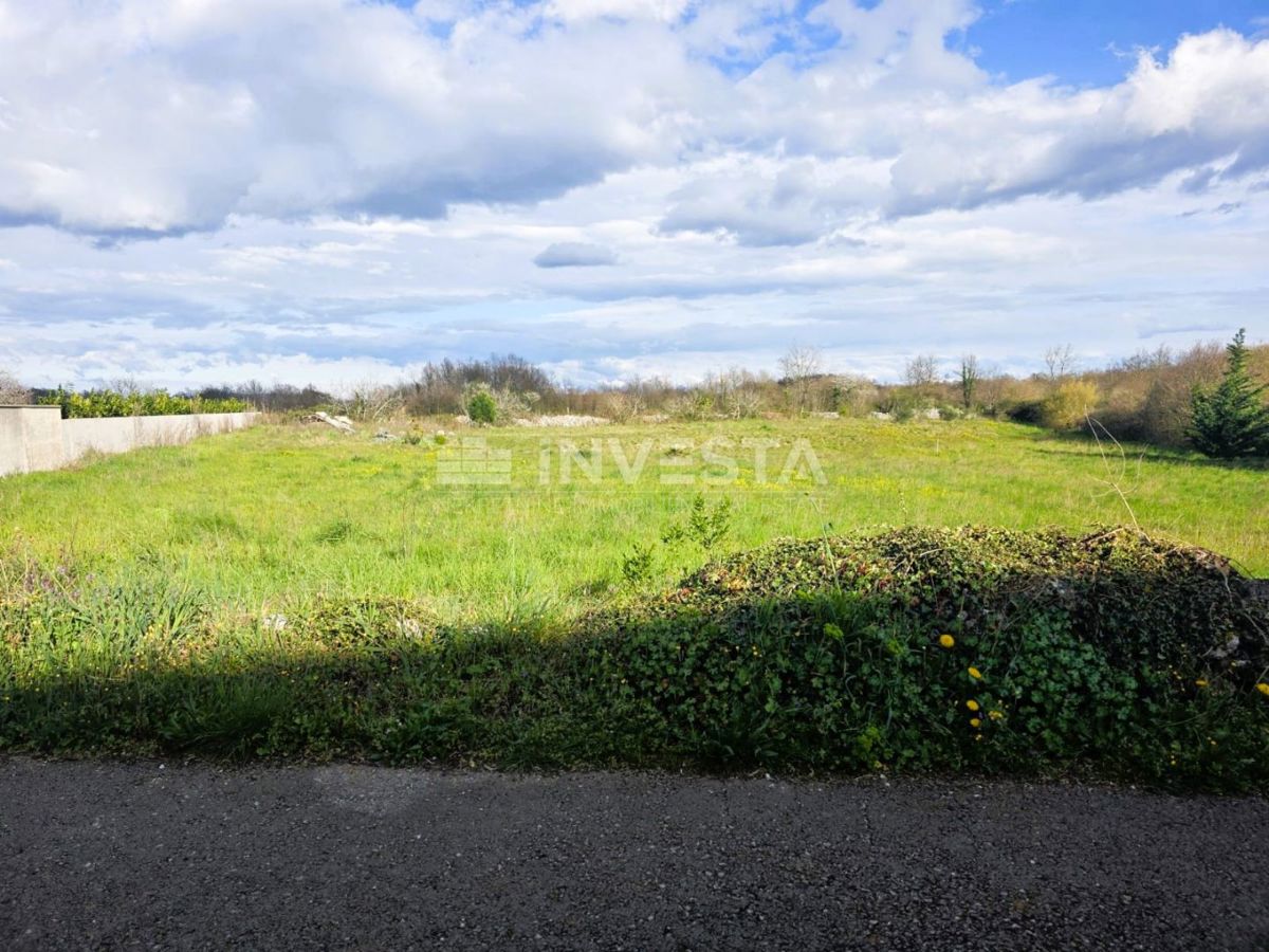 Dintorni di Žminj - terreno edificabile di 660 m² con documentazione progettuale