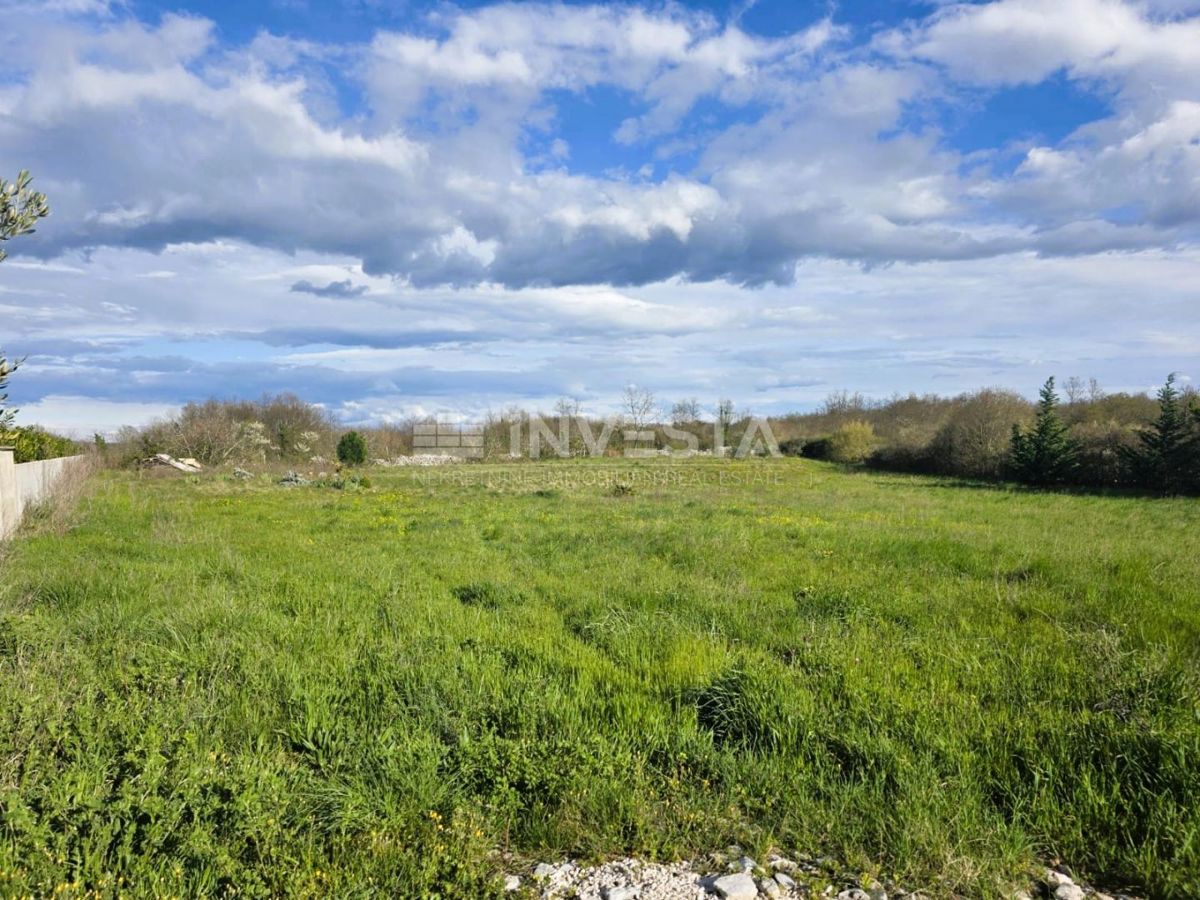 Dintorni di Žminj - terreno edificabile di 660 m² con documentazione progettuale