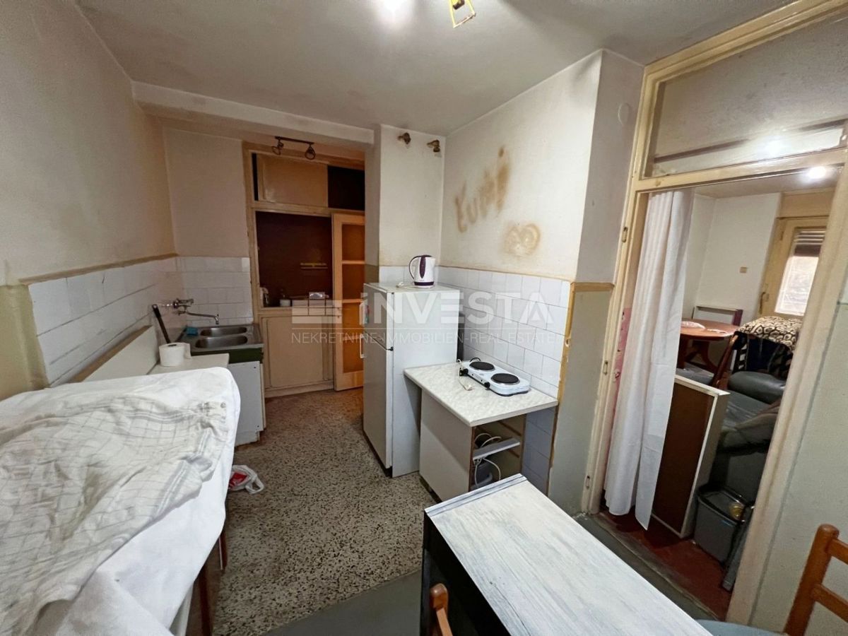 Croazia, Istria, centro di Pola, appartamento 57m2 (2 camere da letto) da ristrutturare, vicino al mercato