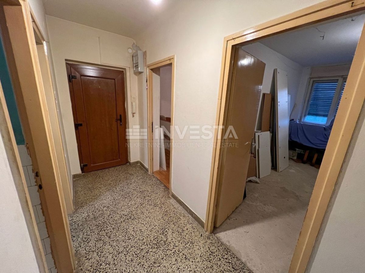 Croazia, Istria, centro di Pola, appartamento 57m2 (2 camere da letto) da ristrutturare, vicino al mercato