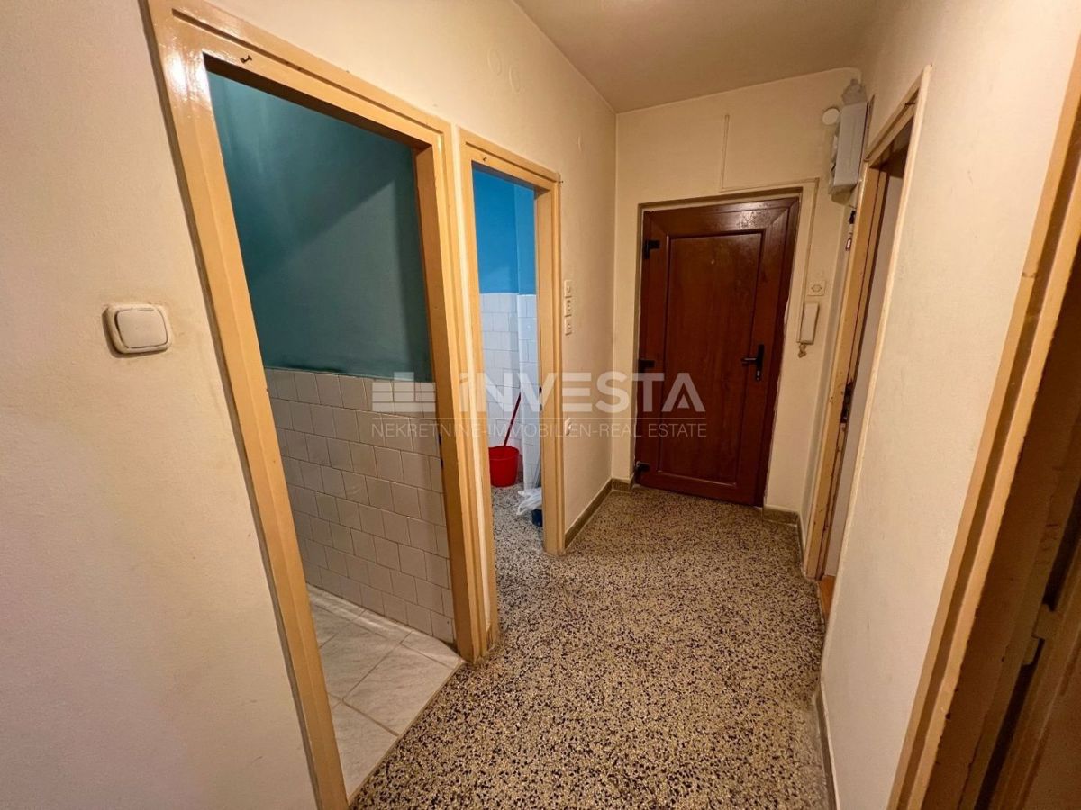 Croazia, Istria, centro di Pola, appartamento 57m2 (2 camere da letto) da ristrutturare, vicino al mercato