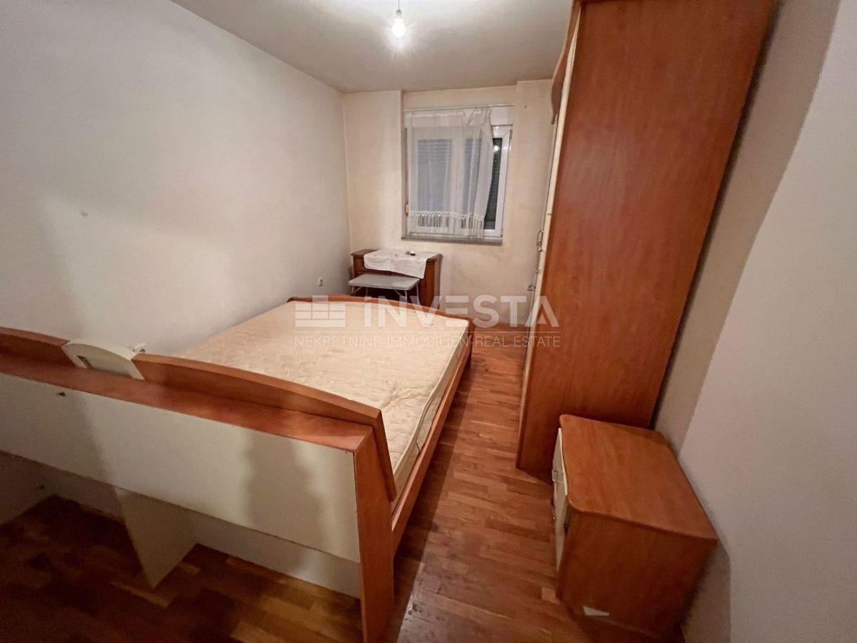 Croazia, Istria, centro di Pola, appartamento 57m2 (2 camere da letto) da ristrutturare, vicino al mercato