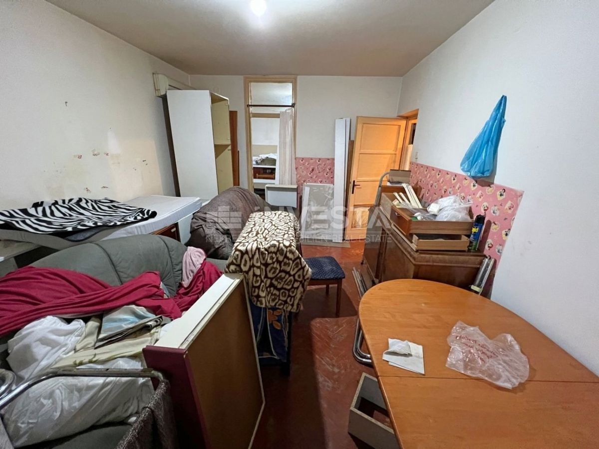 Croazia, Istria, centro di Pola, appartamento 57m2 (2 camere da letto) da ristrutturare, vicino al mercato