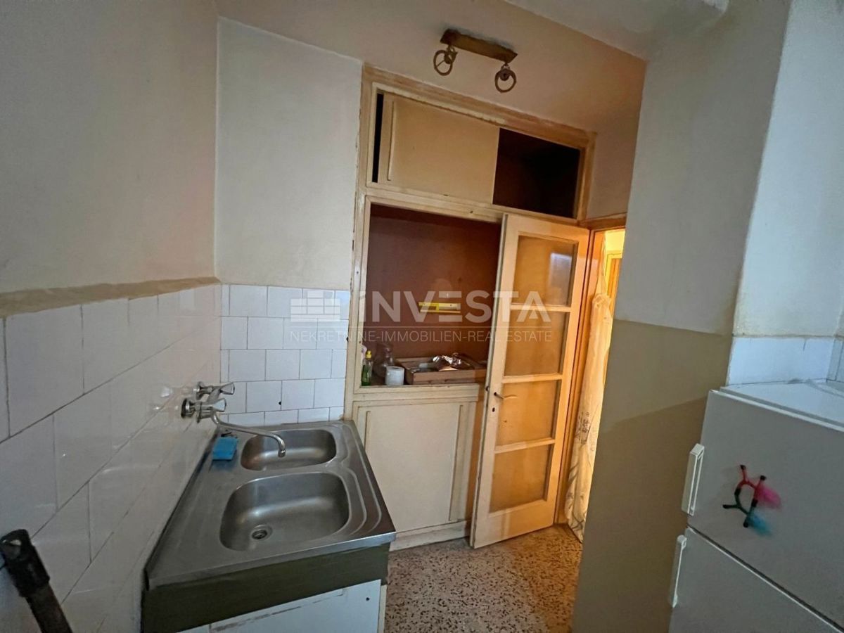 Croazia, Istria, centro di Pola, appartamento 57m2 (2 camere da letto) da ristrutturare, vicino al mercato