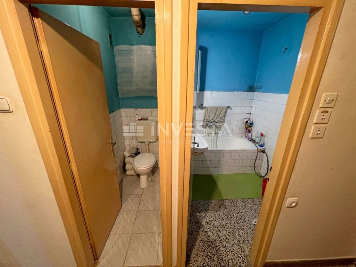 Croazia, Istria, centro di Pola, appartamento 57m2 (2 camere da letto) da ristrutturare, vicino al mercato