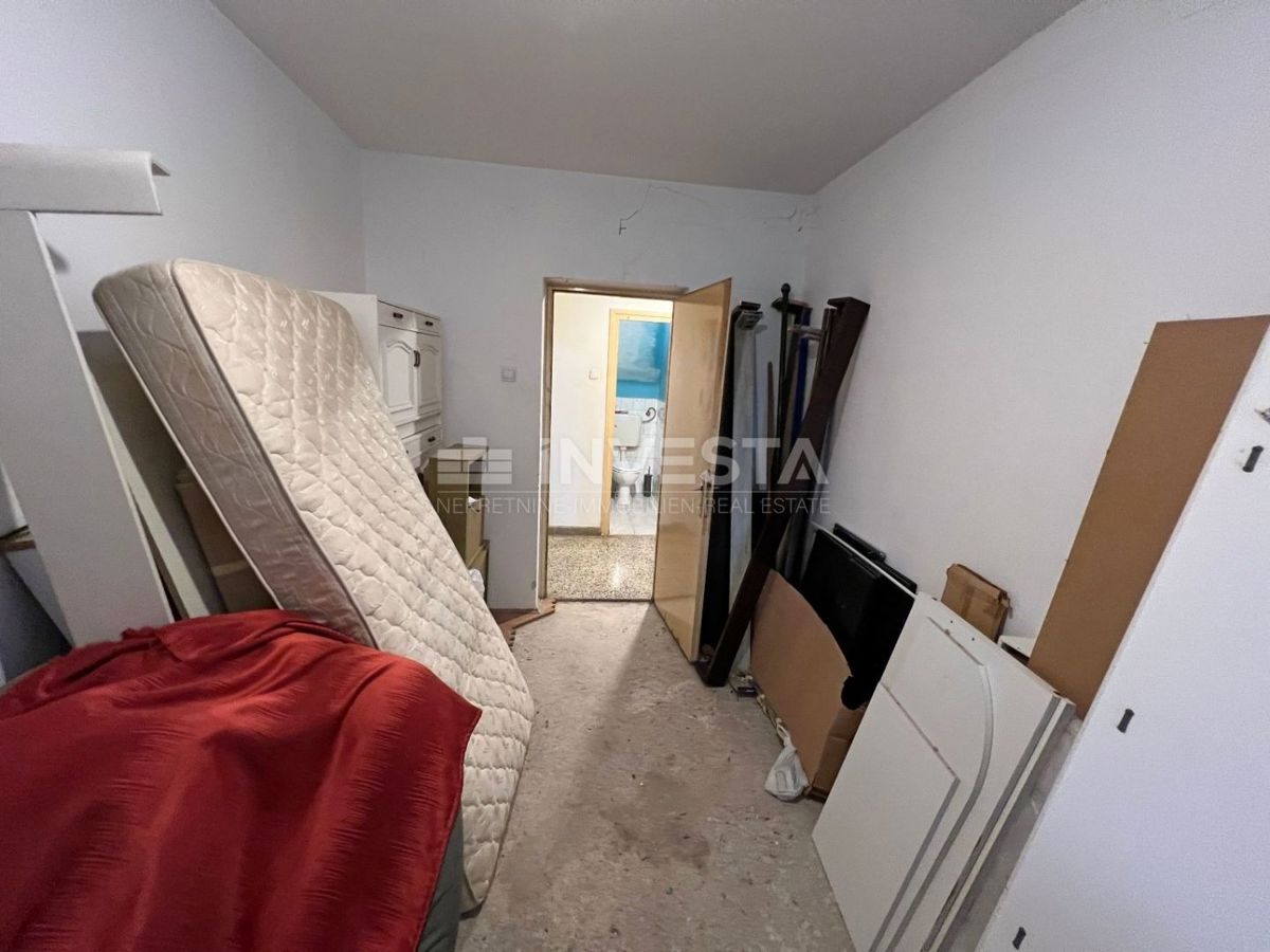 Croazia, Istria, centro di Pola, appartamento 57m2 (2 camere da letto) da ristrutturare, vicino al mercato