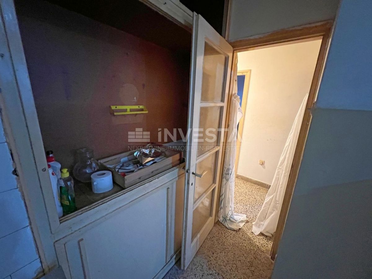 Croazia, Istria, centro di Pola, appartamento 57m2 (2 camere da letto) da ristrutturare, vicino al mercato