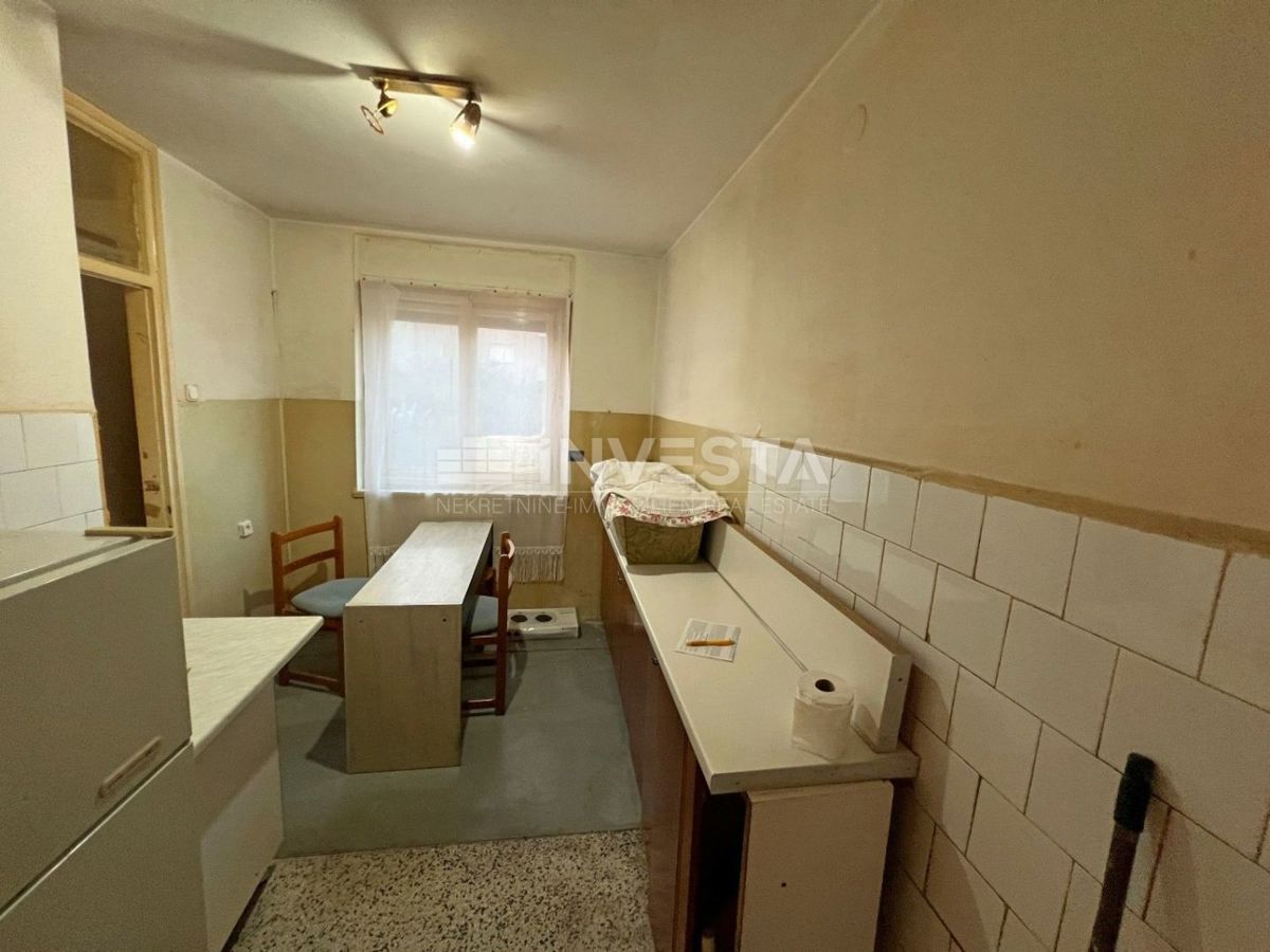 Croazia, Istria, centro di Pola, appartamento 57m2 (2 camere da letto) da ristrutturare, vicino al mercato