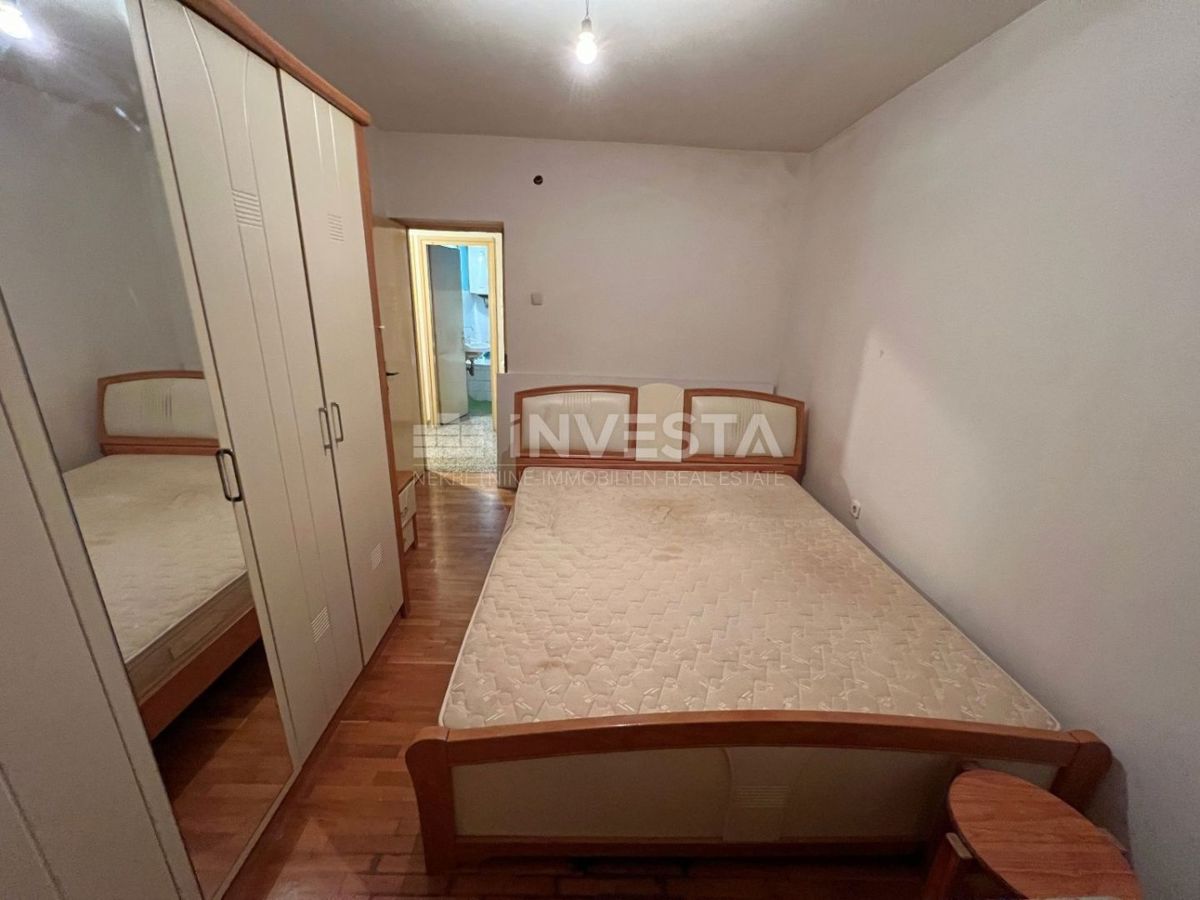 Croazia, Istria, centro di Pola, appartamento 57m2 (2 camere da letto) da ristrutturare, vicino al mercato