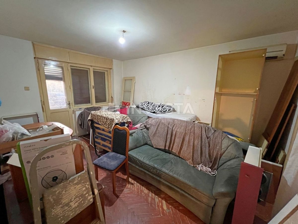 Croazia, Istria, centro di Pola, appartamento 57m2 (2 camere da letto) da ristrutturare, vicino al mercato