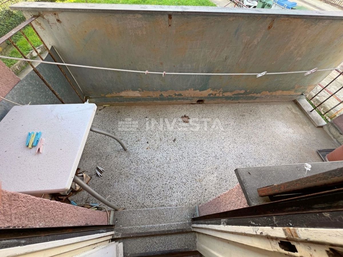 Croazia, Istria, centro di Pola, appartamento 57m2 (2 camere da letto) da ristrutturare, vicino al mercato