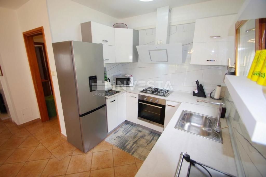 Casa a un piano in una posizione tranquilla con piscina + 2 edifici ausiliari