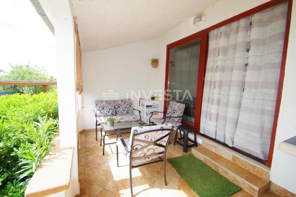 Casa a un piano in una posizione tranquilla con piscina + 2 edifici ausiliari