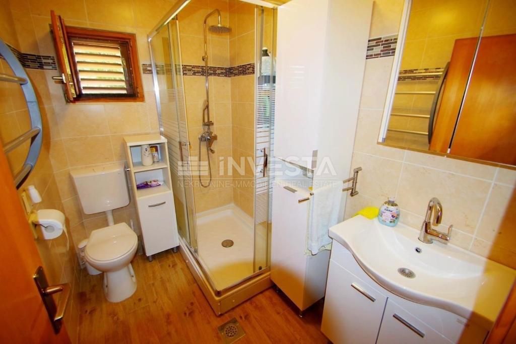 Casa a un piano in una posizione tranquilla con piscina + 2 edifici ausiliari