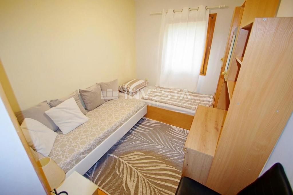 Casa a un piano in una posizione tranquilla con piscina + 2 edifici ausiliari