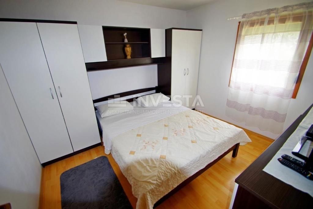 Casa a un piano in una posizione tranquilla con piscina + 2 edifici ausiliari