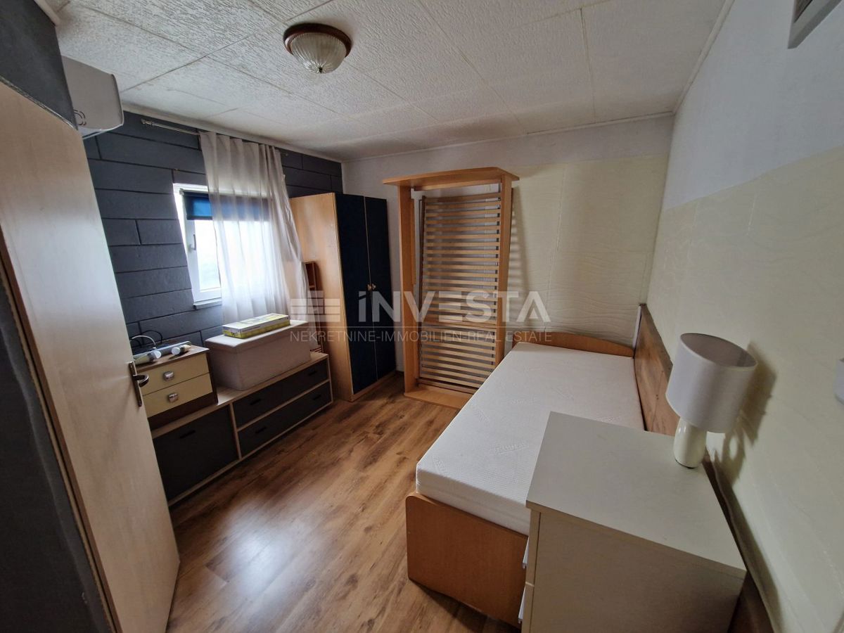 Casa a un piano in una posizione tranquilla con piscina + 2 edifici ausiliari