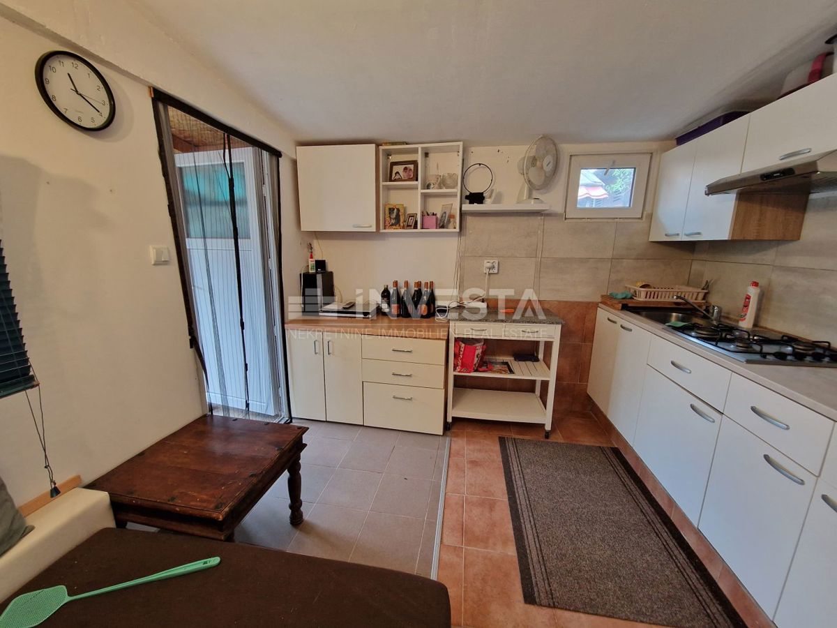 Casa a un piano in una posizione tranquilla con piscina + 2 edifici ausiliari