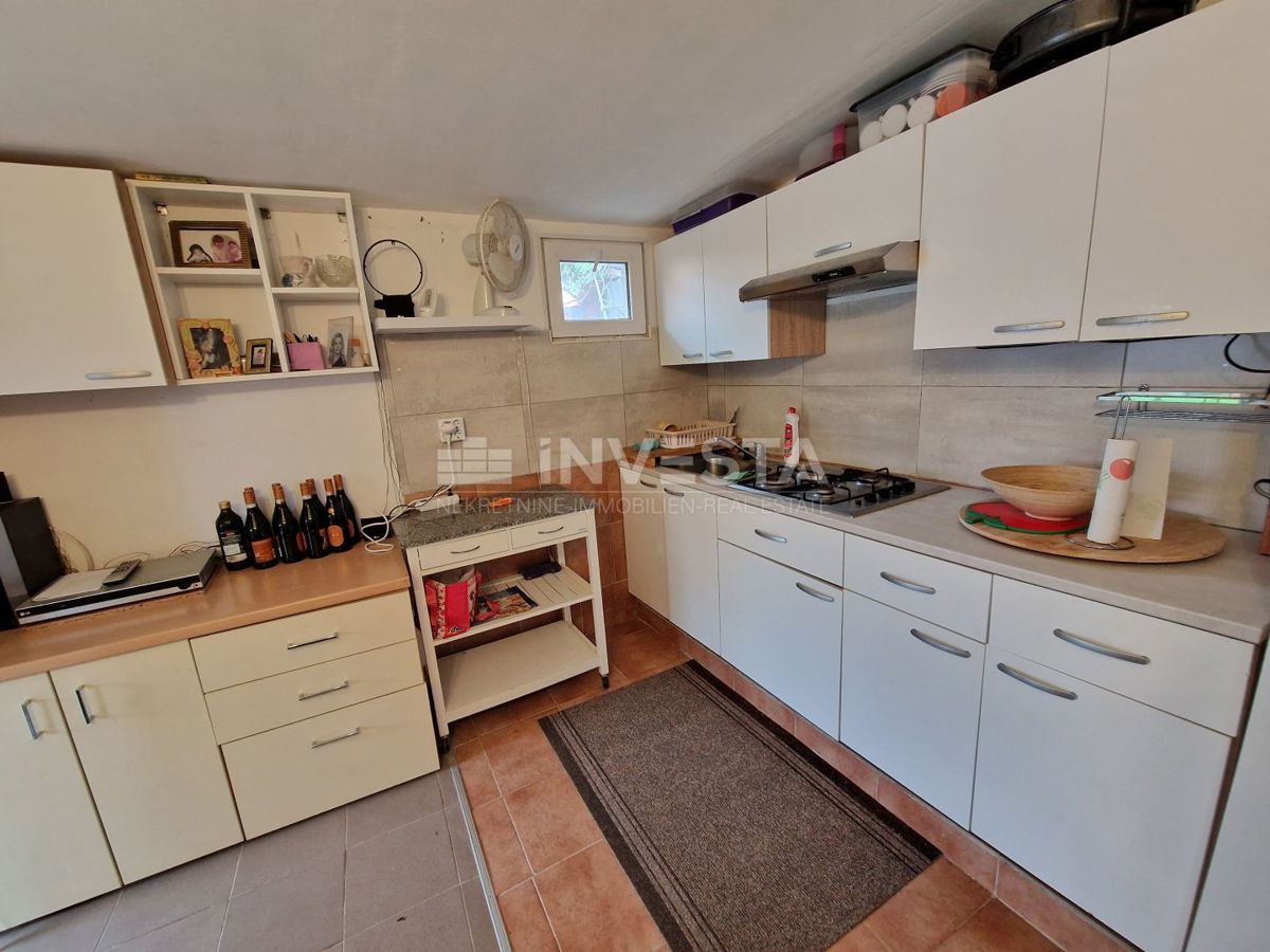 Casa a un piano in una posizione tranquilla con piscina + 2 edifici ausiliari