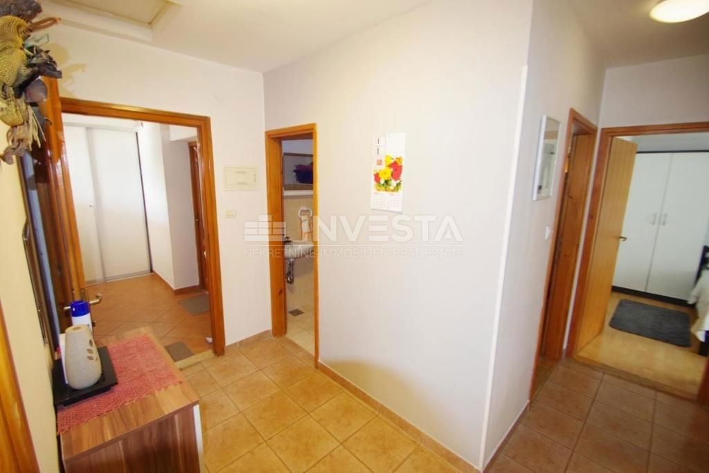 Casa a un piano in una posizione tranquilla con piscina + 2 edifici ausiliari