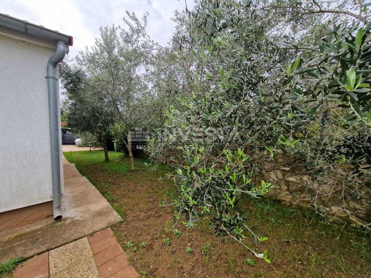 Casa a un piano in una posizione tranquilla con piscina + 2 edifici ausiliari