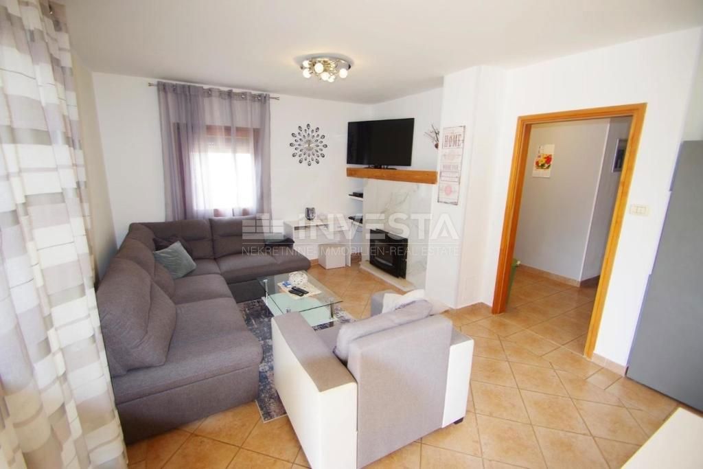 Casa a un piano in una posizione tranquilla con piscina + 2 edifici ausiliari