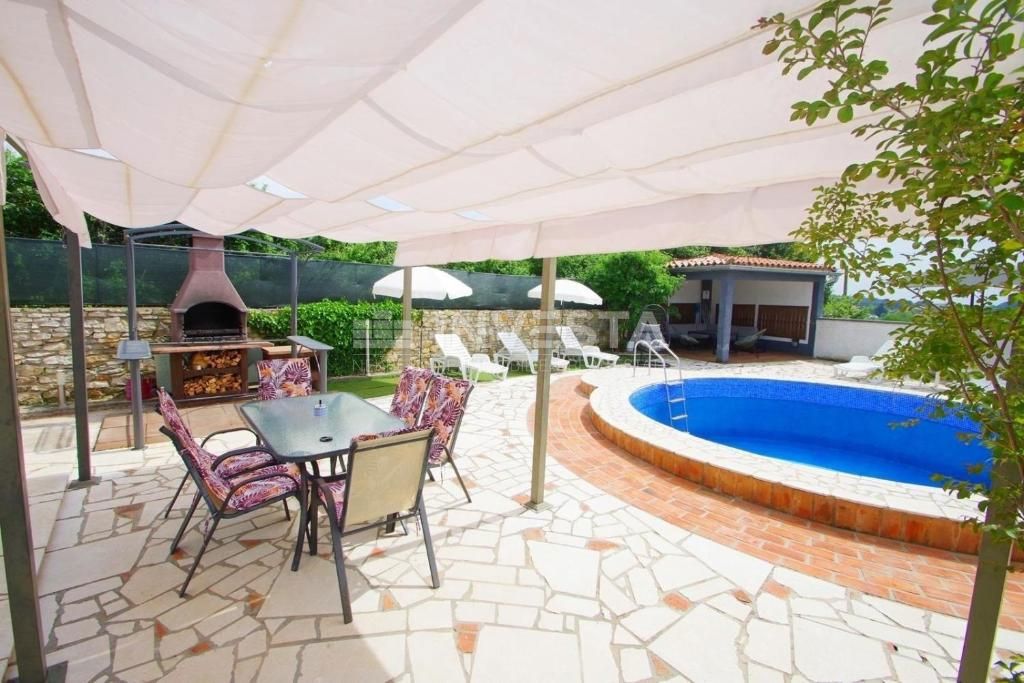 Casa a un piano in una posizione tranquilla con piscina + 2 edifici ausiliari