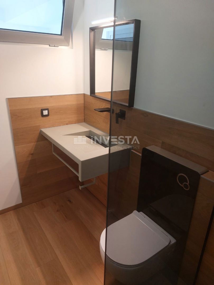 Pola, Veli Vrh, due piani di un edificio (in realtà 5 appartamenti)