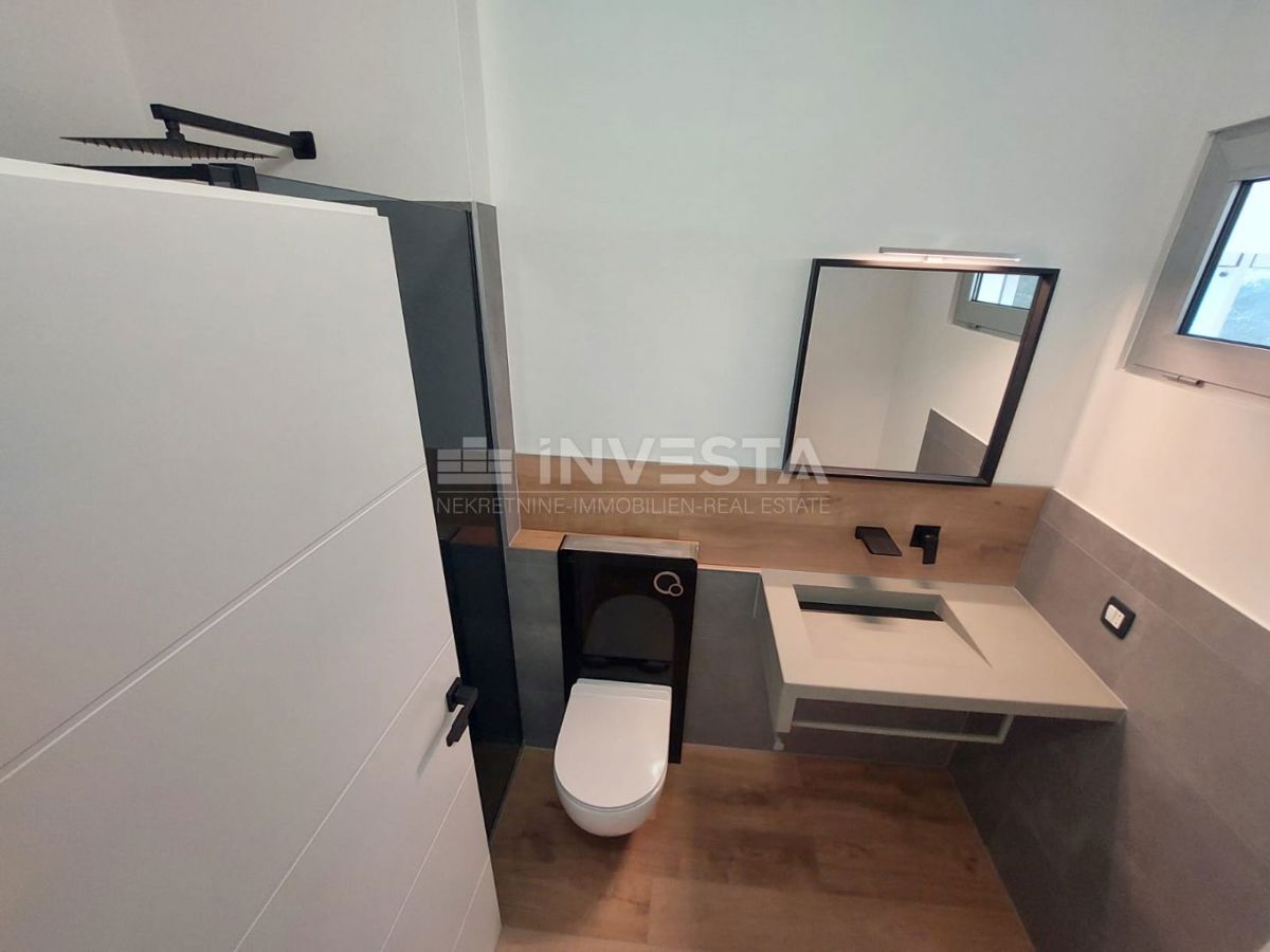 Pola, Veli Vrh, due piani di un edificio (in realtà 5 appartamenti)