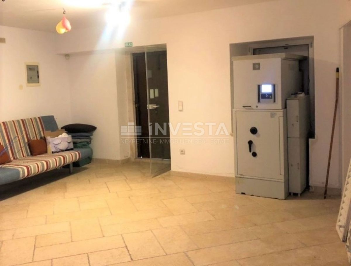 Fažana, Casa con spazio commerciale consolidato