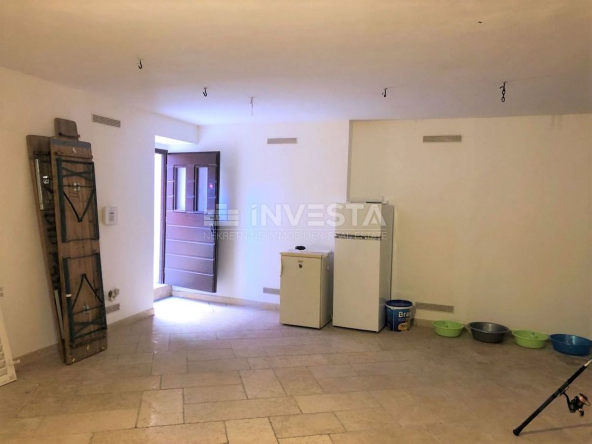 Fažana, Casa con spazio commerciale consolidato