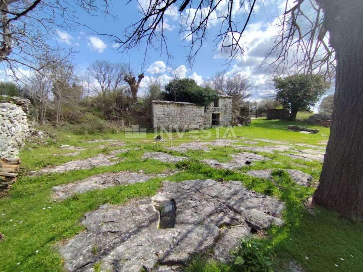 Terreno edificabile con immobile vicino al Canale di Limski