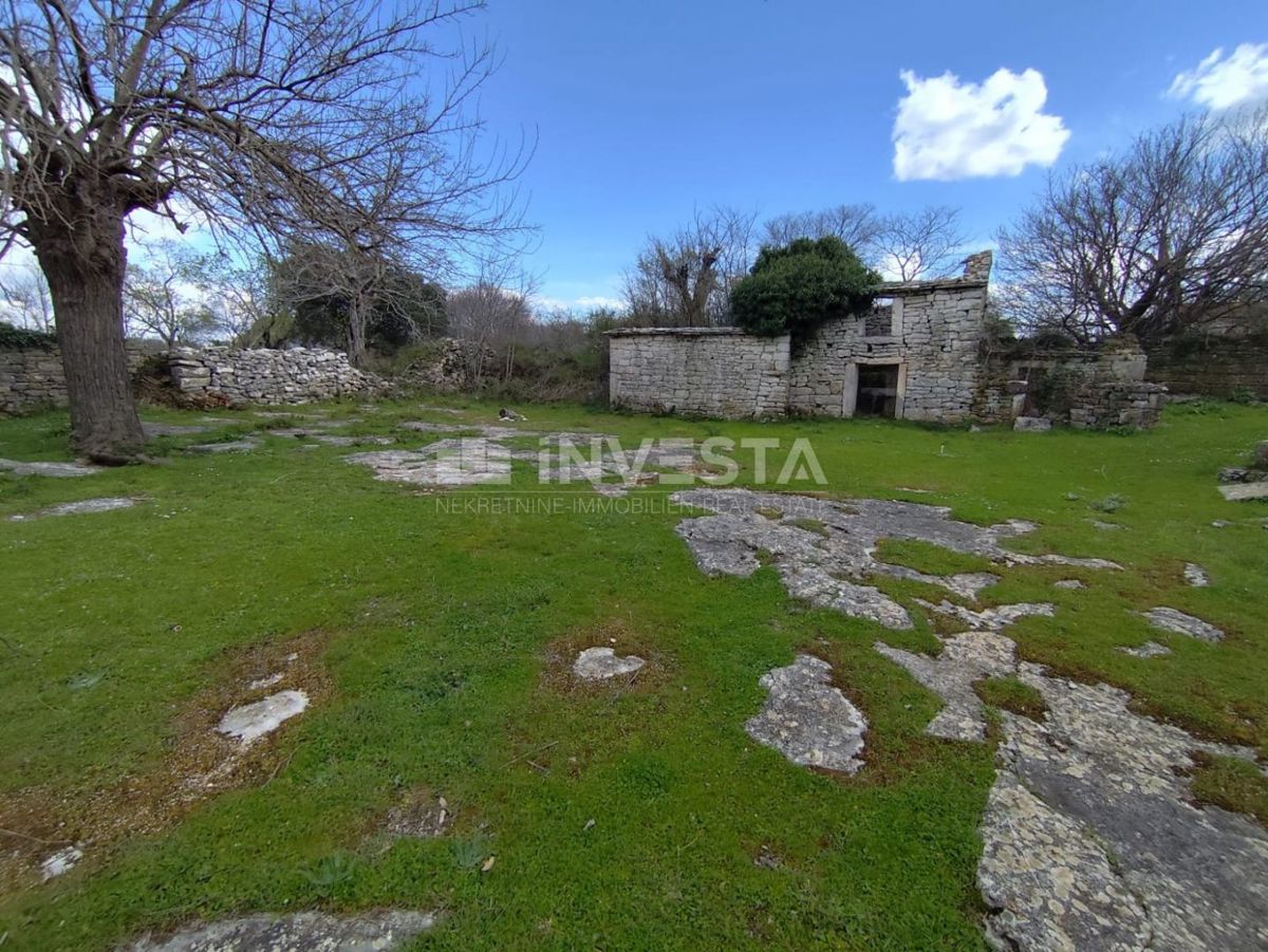 Terreno edificabile con immobile vicino al Canale di Limski