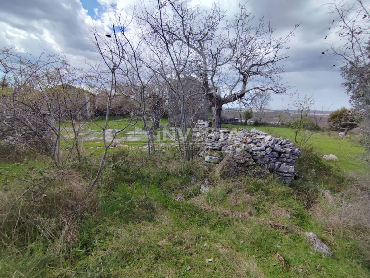 Terreno edificabile con immobile vicino al Canale di Limski