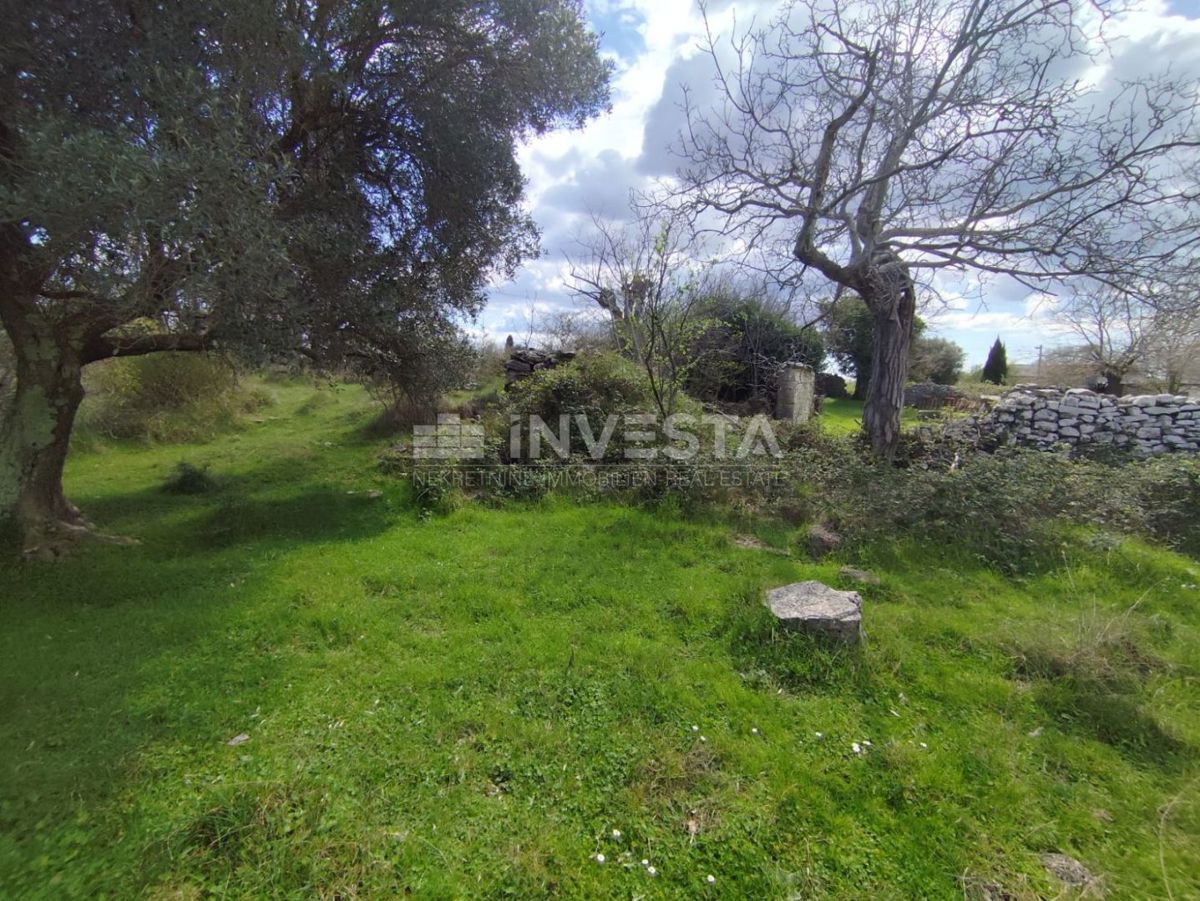 Terreno edificabile con immobile vicino al Canale di Limski