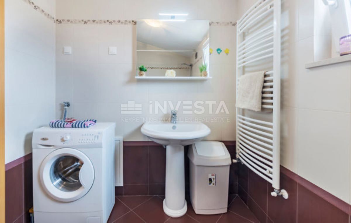 Pula, Nova Veruda appartamento su due piani con parcheggio