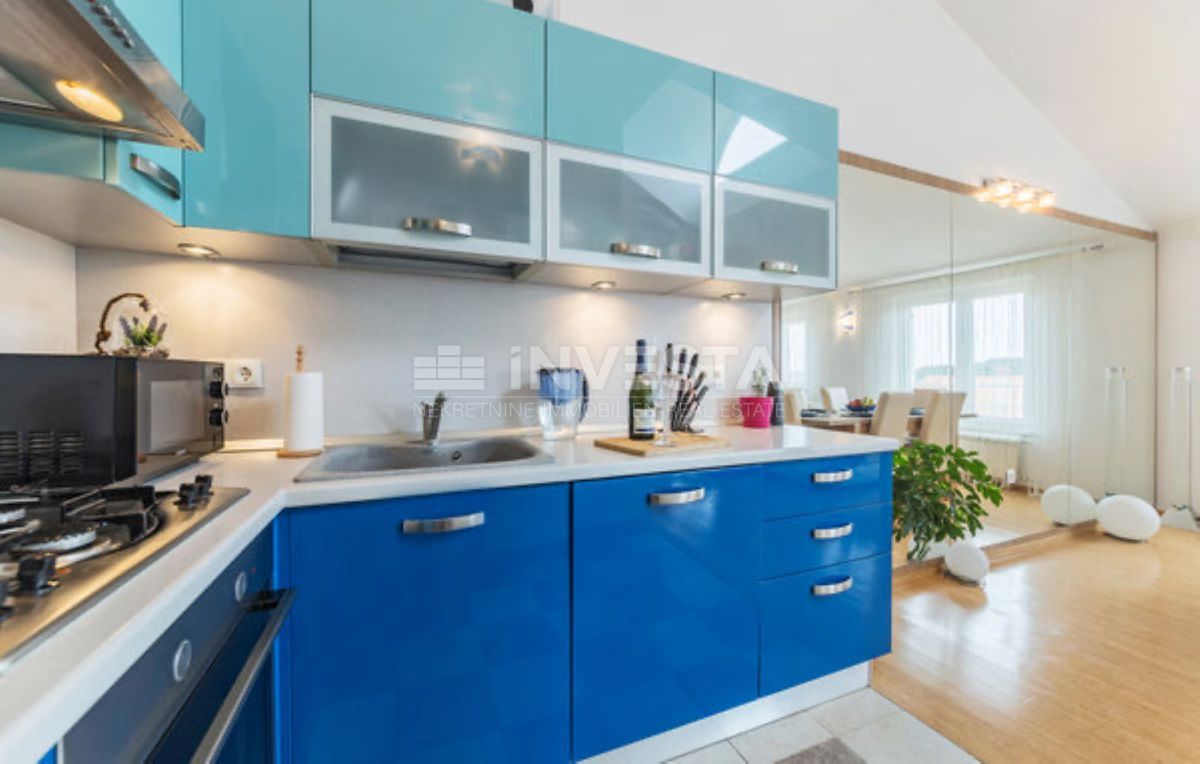 Pula, Nova Veruda appartamento su due piani con parcheggio