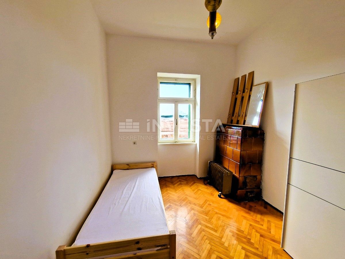  Appartamento con tre stanze, 1° piano