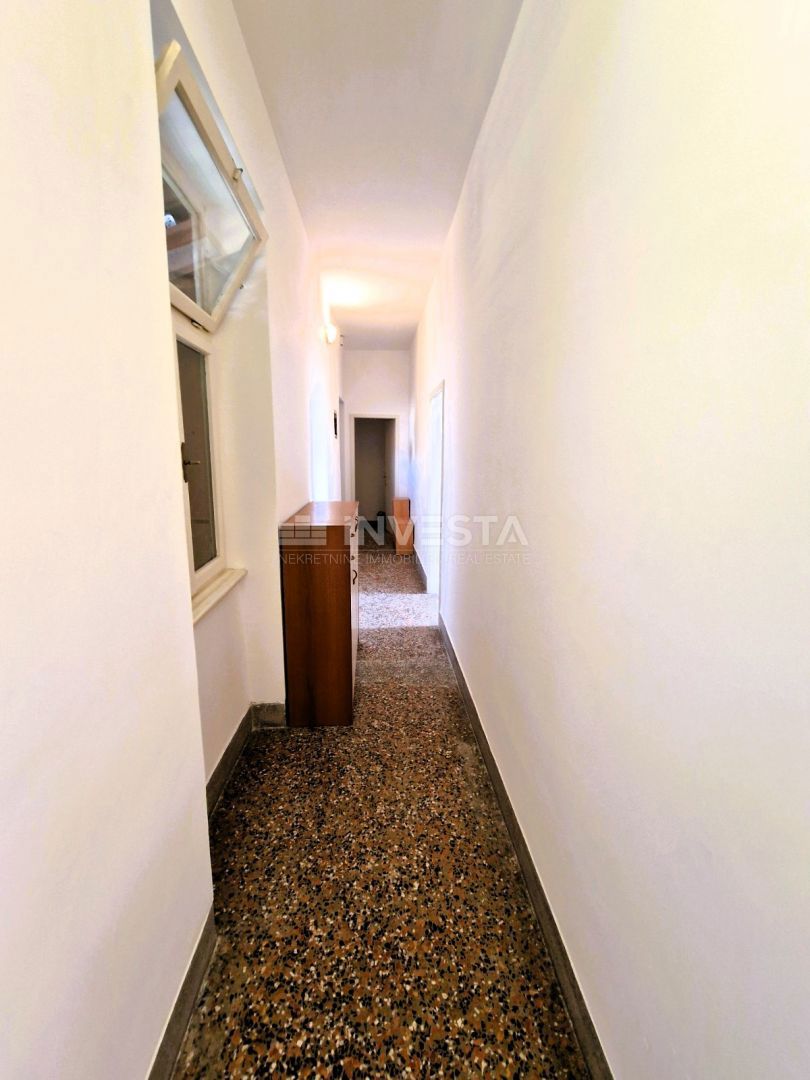  Appartamento con tre stanze, 1° piano