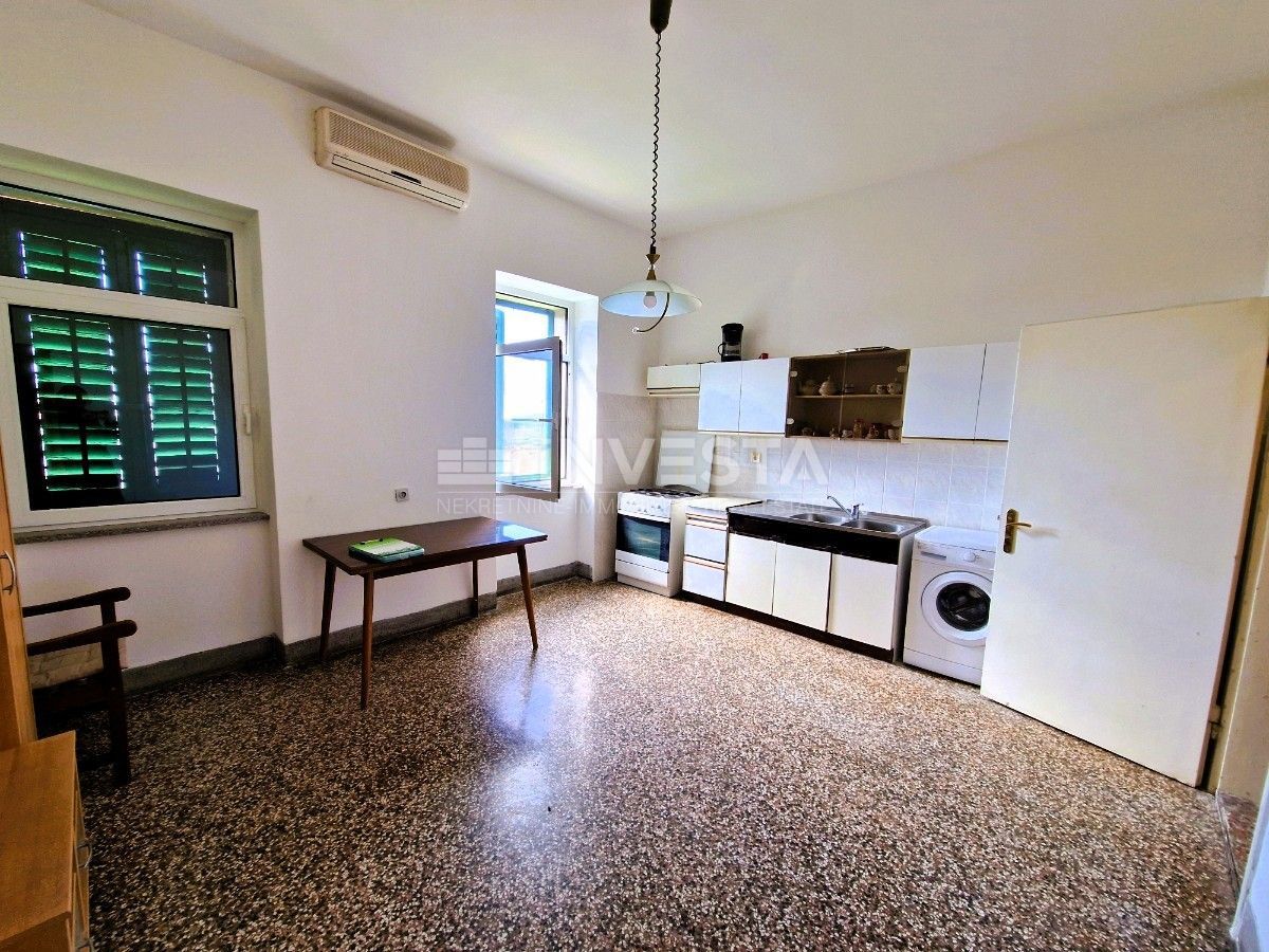  Appartamento con tre stanze, 1° piano