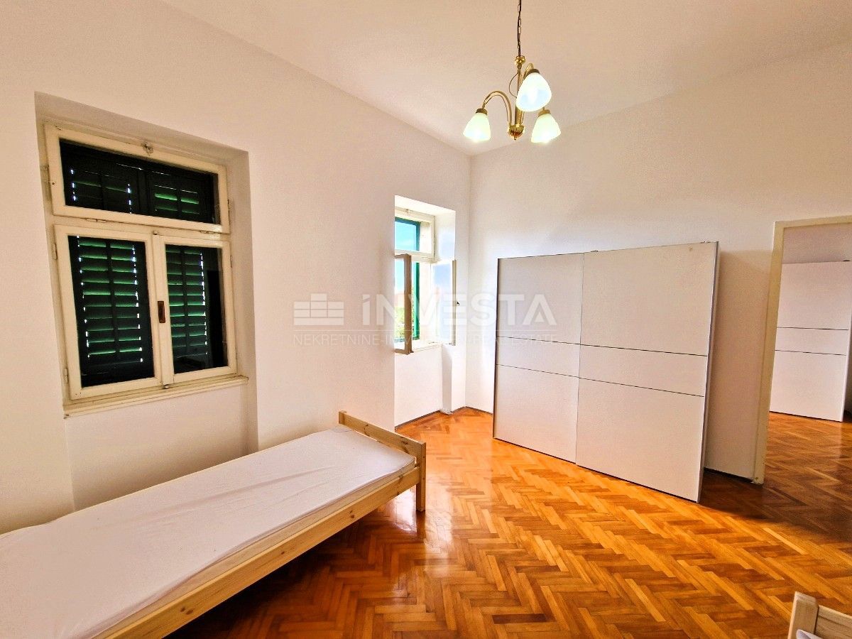  Appartamento con tre stanze, 1° piano