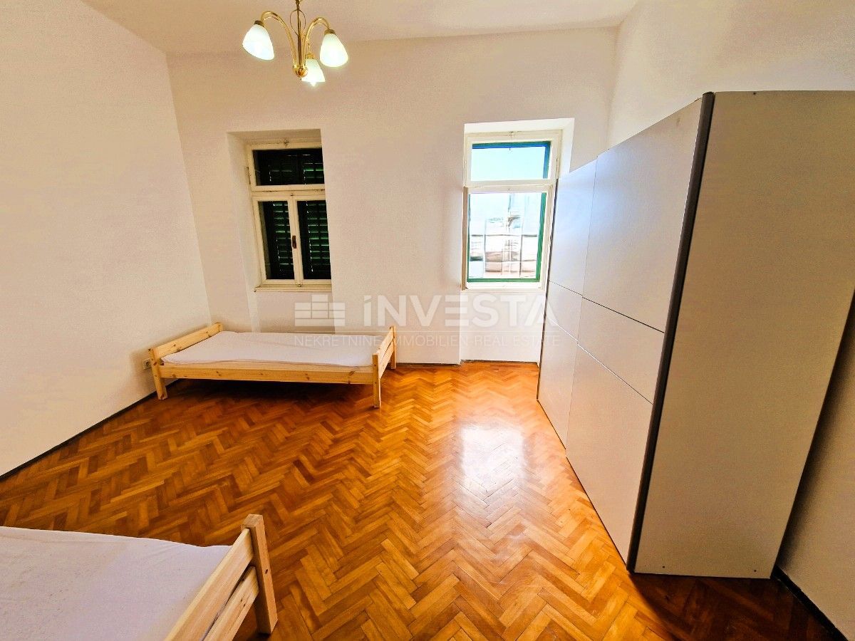  Appartamento con tre stanze, 1° piano